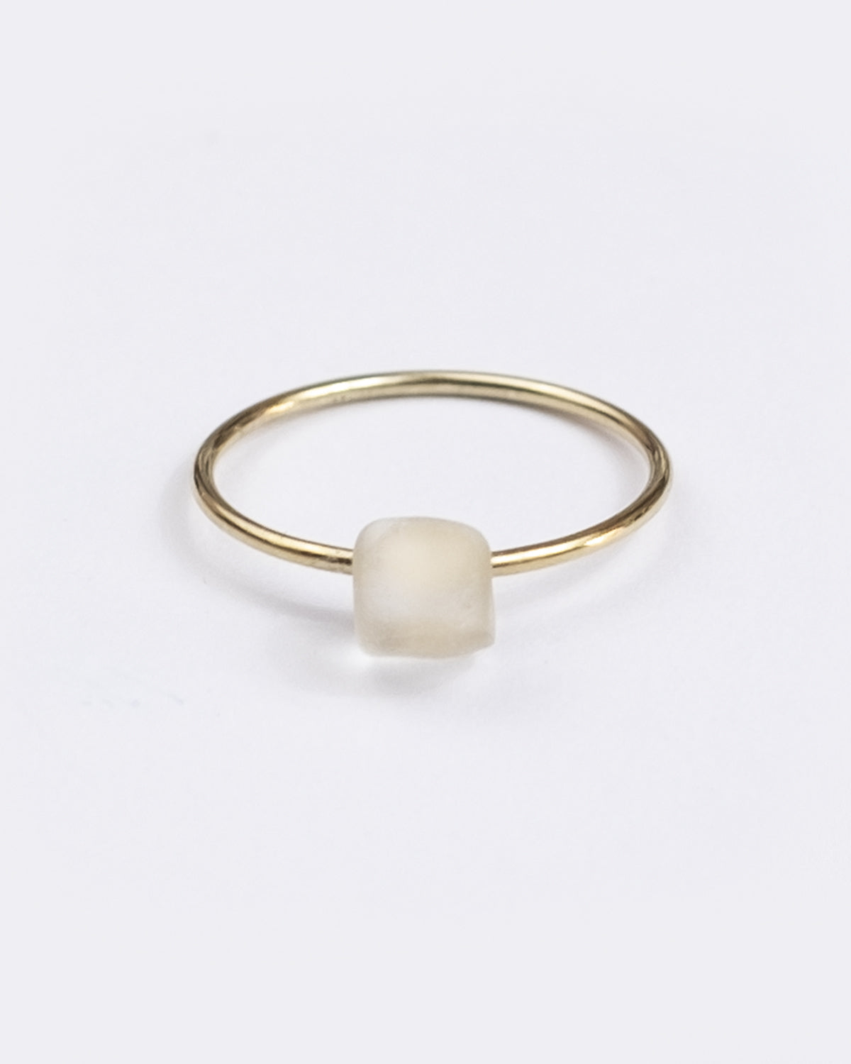 Bague en gold filled et verre poli ramassé sur les plages du sud de la France