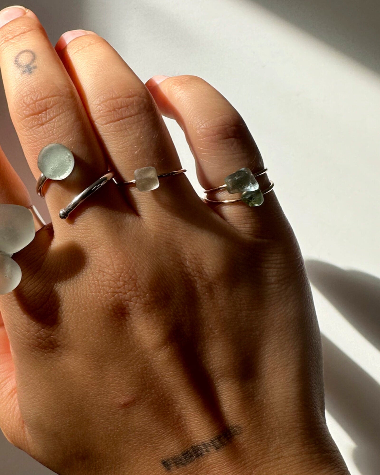 Bague en gold filled ou argent et verre poli ramassé sur les plages du sud de la France