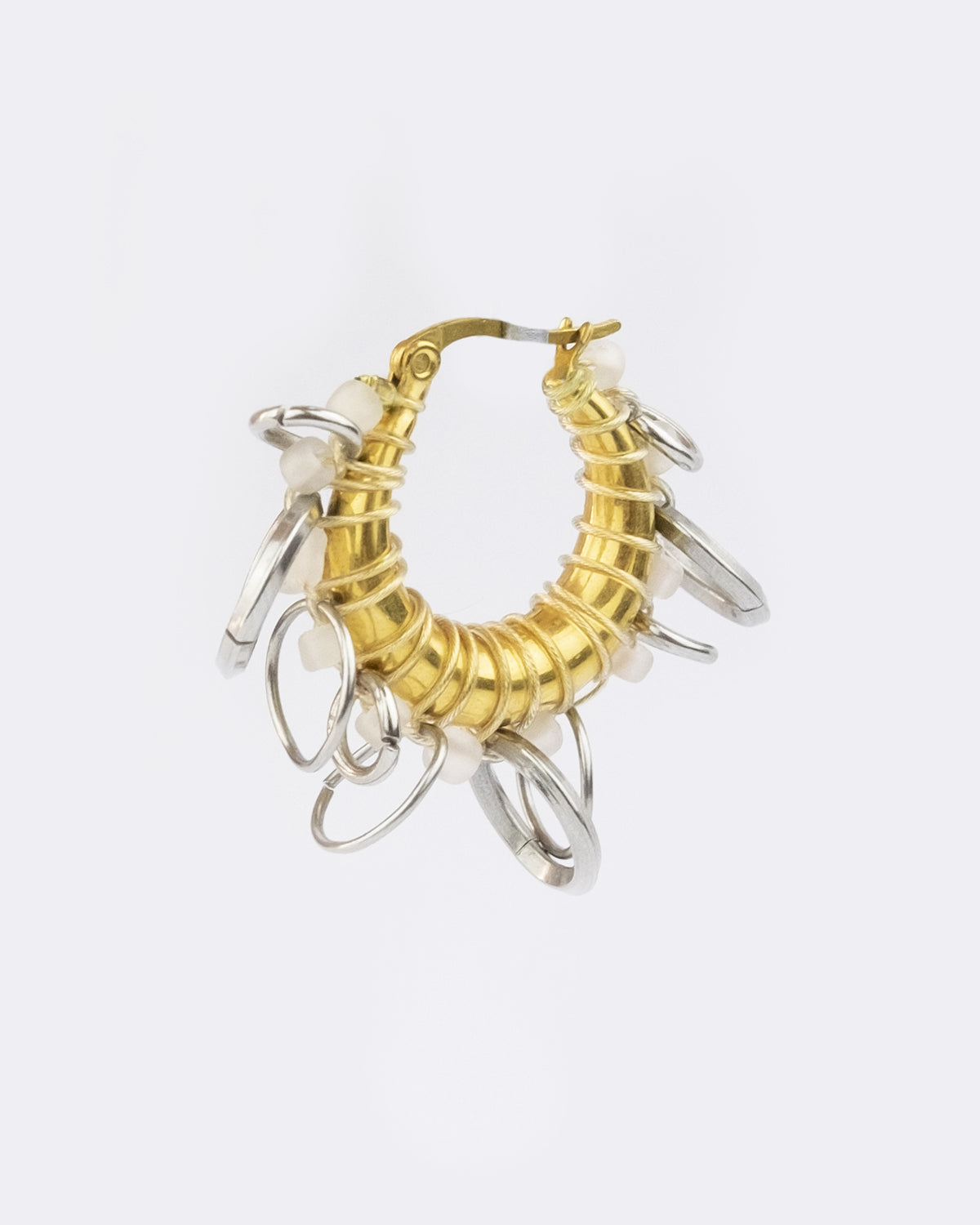 Mono boucle d’oreilles en acier inoxydable composée d’une créole doré, de perles de rocailles rose pâle et d'anneaux de multiples tailles argenté