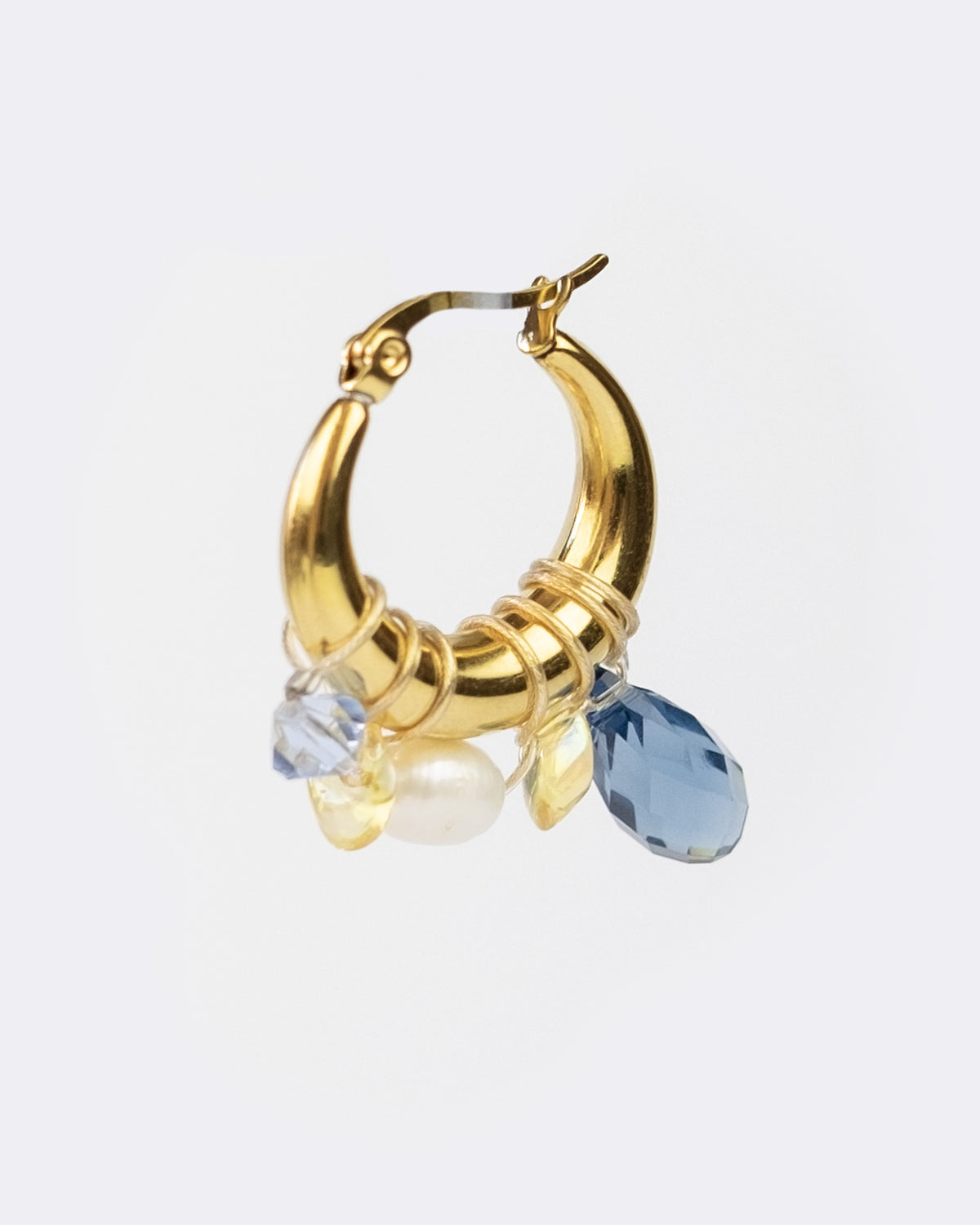 Mono boucle d’oreilles en acier inoxydable composée d’une créole dorée, et de différentes perles tressées en verre, perle de culture d'eau douce et cristal autour de la boucle