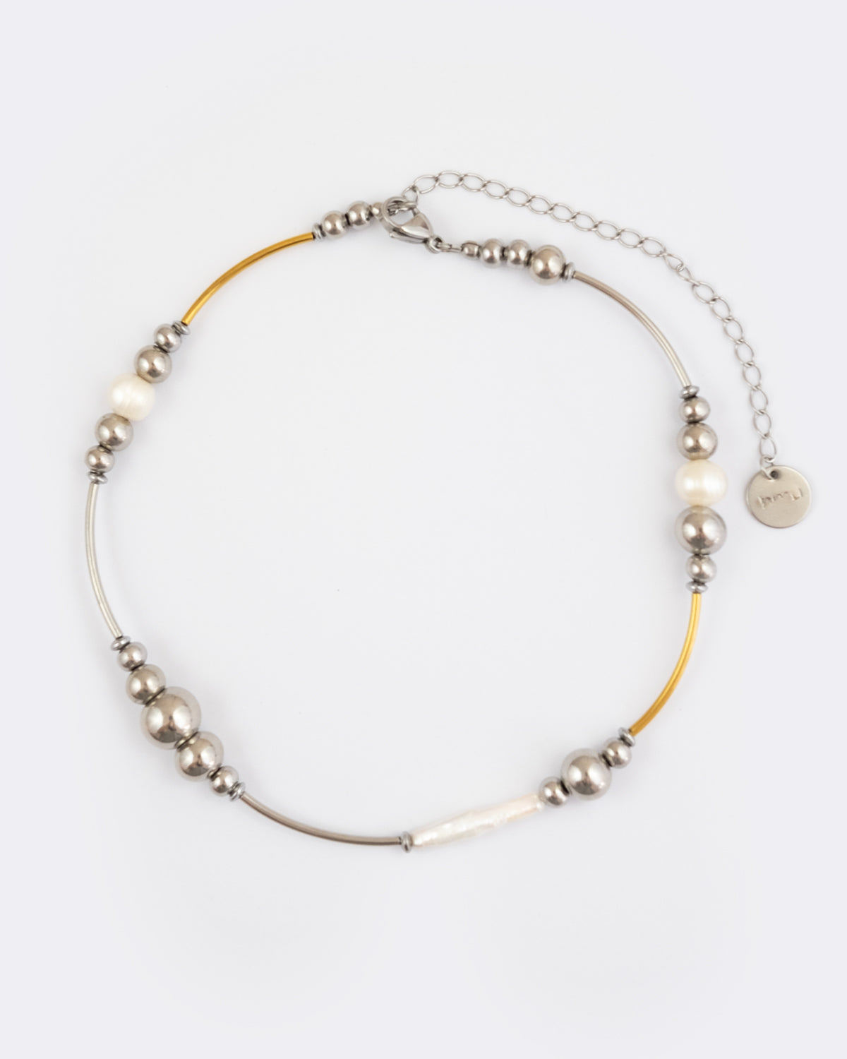 Collier en acier inoxydable. Il s'agit d'un collier composé de perles argentées et de perles de culture d'eau douce et de perles tubes dorées et argentées