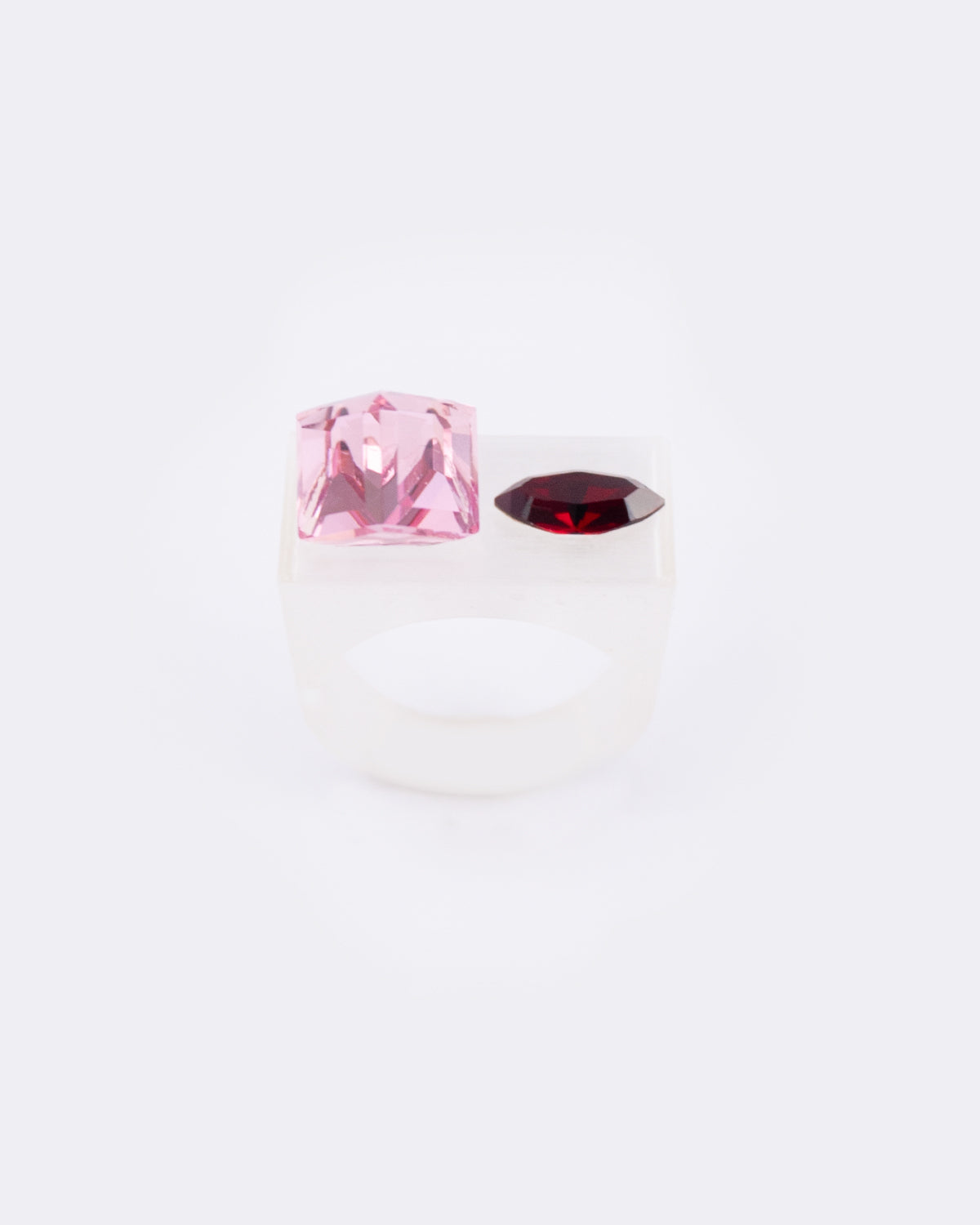 Bague en plastique biosourcé composée de deux cristaux de couleur Rose sur une base transparente.
Cette bague est disponible en différentes tailles (51, 54, 57, 60)