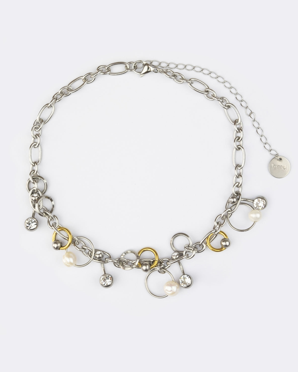 Collier en acier inoxydable composé d'une chaîne argentée agrémentée d'anneaux de différentes tailles de perles de culture d'eau douce ainsi que de piercings