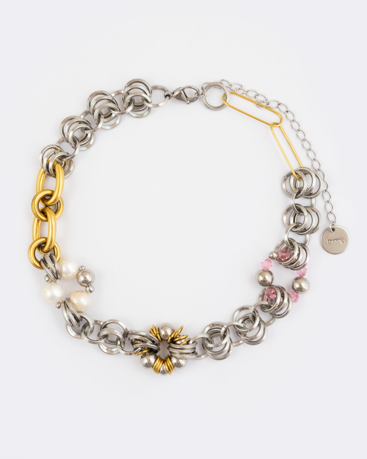 Collier en acier inoxydable composé d'une chaîne argentée et de deux chaînes dorées plus ou moins épaisses séparées par des éléments ronds perlés faisant penser à nos earcuffs