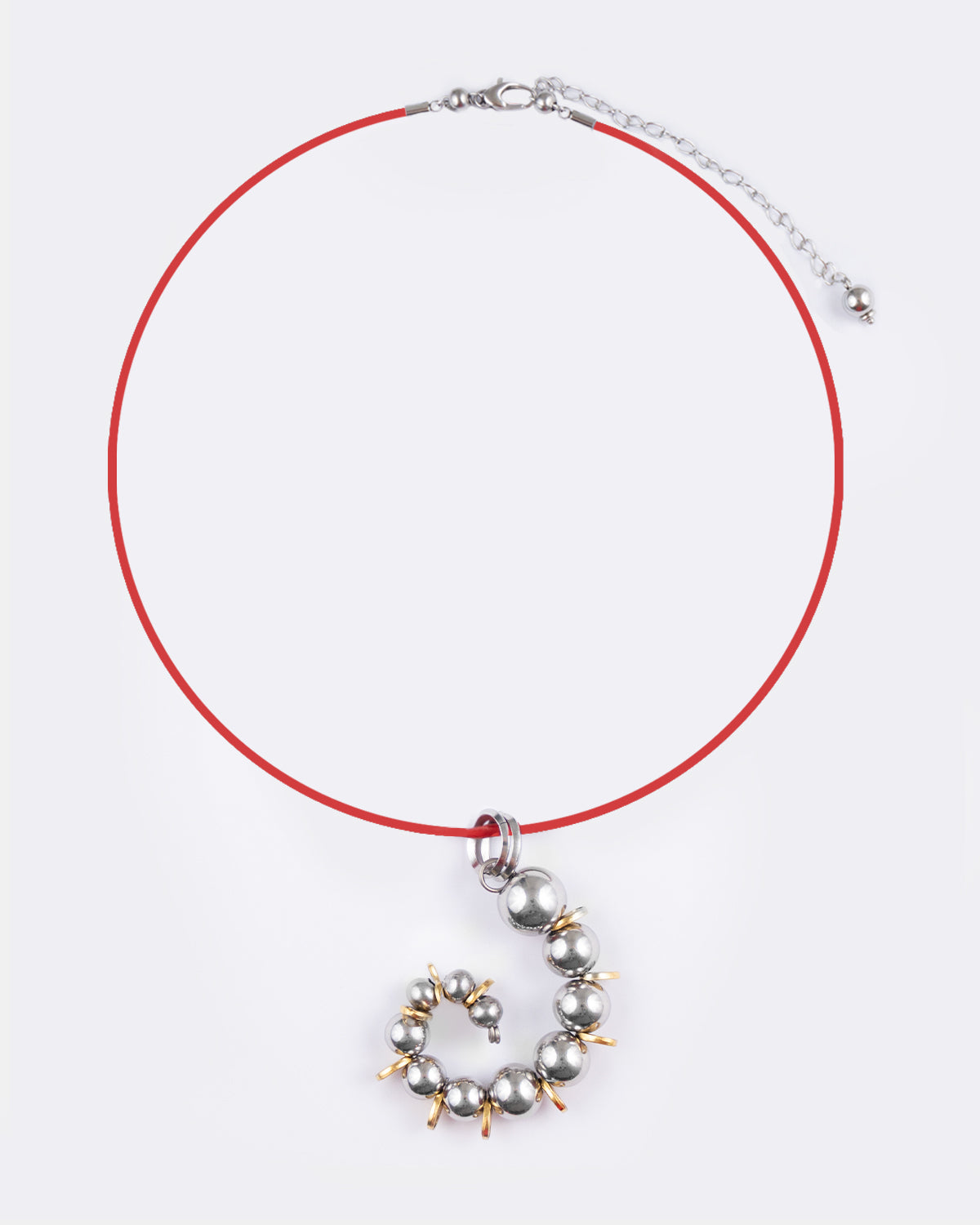 Collier en acier inoxydable composé d'un cordon en cuir rouge avec un pendentif en forme de spirale composée de perles argentées et grains de café dorés