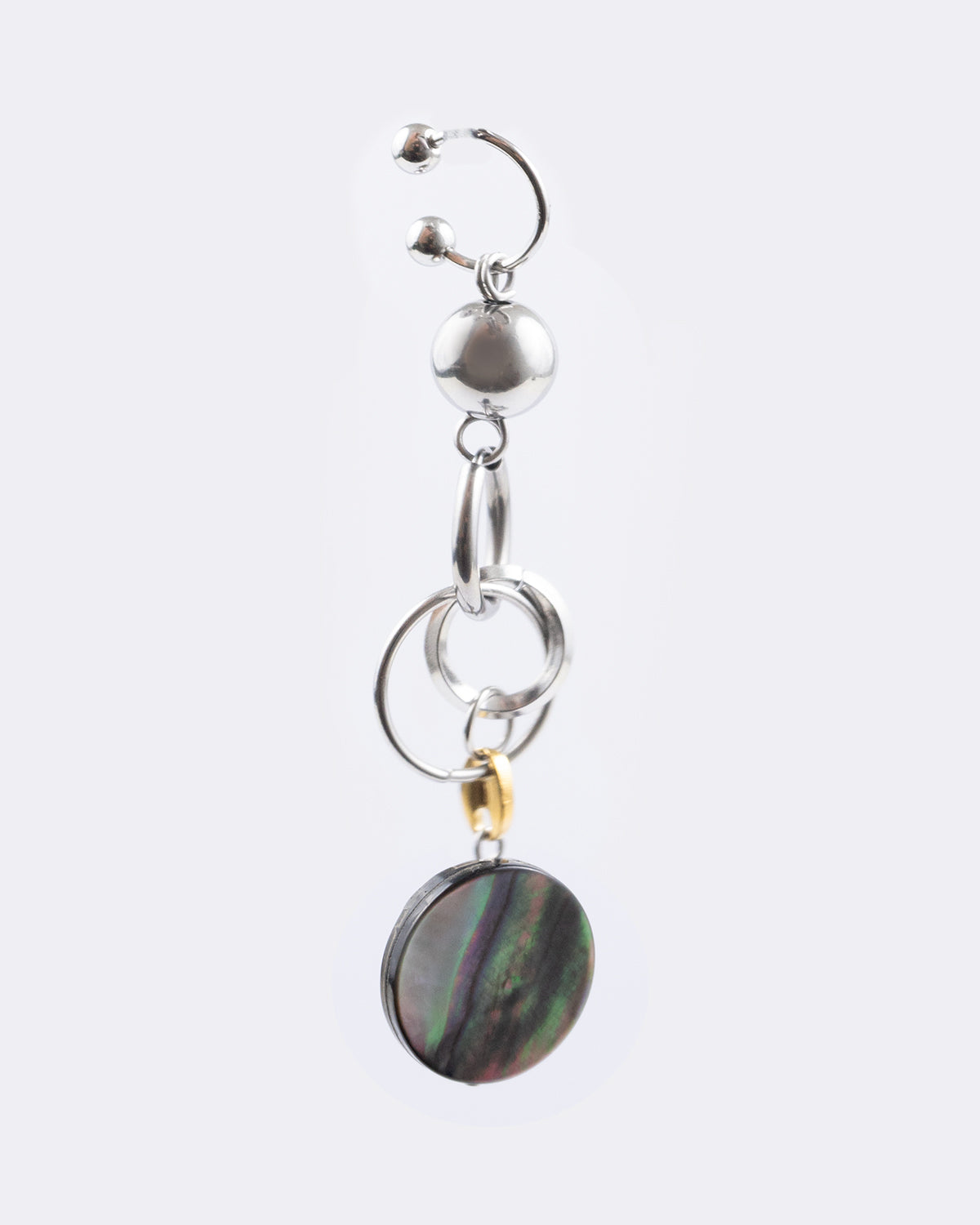 À la fois earcuff et mono boucle en acier inoxydable composé d'un anneau argenté, d'une perle argentée, d'une multitude d'anneaux et d'une grande perle en nacre.