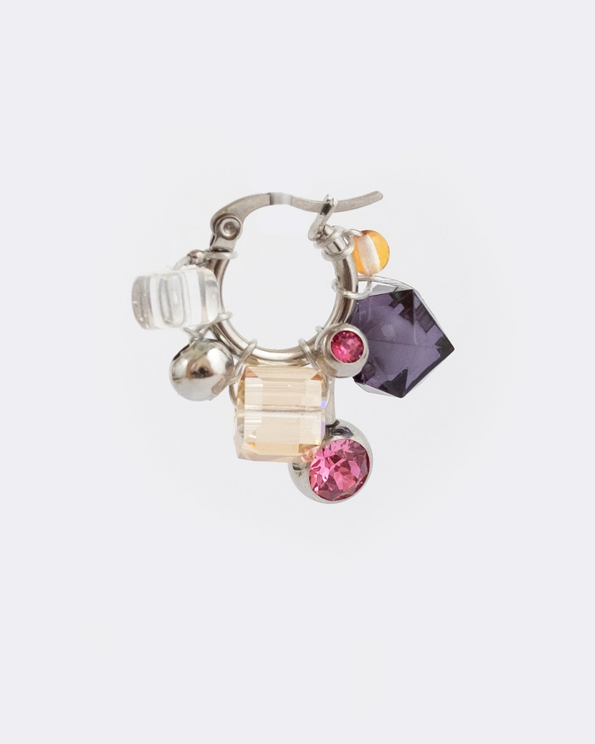 Mono boucle d’oreilles en acier inoxydable composée d’une créole argentée de perles en cristal en verre et synthétiques ainsi que d’un piercing tressés autour de la boucle