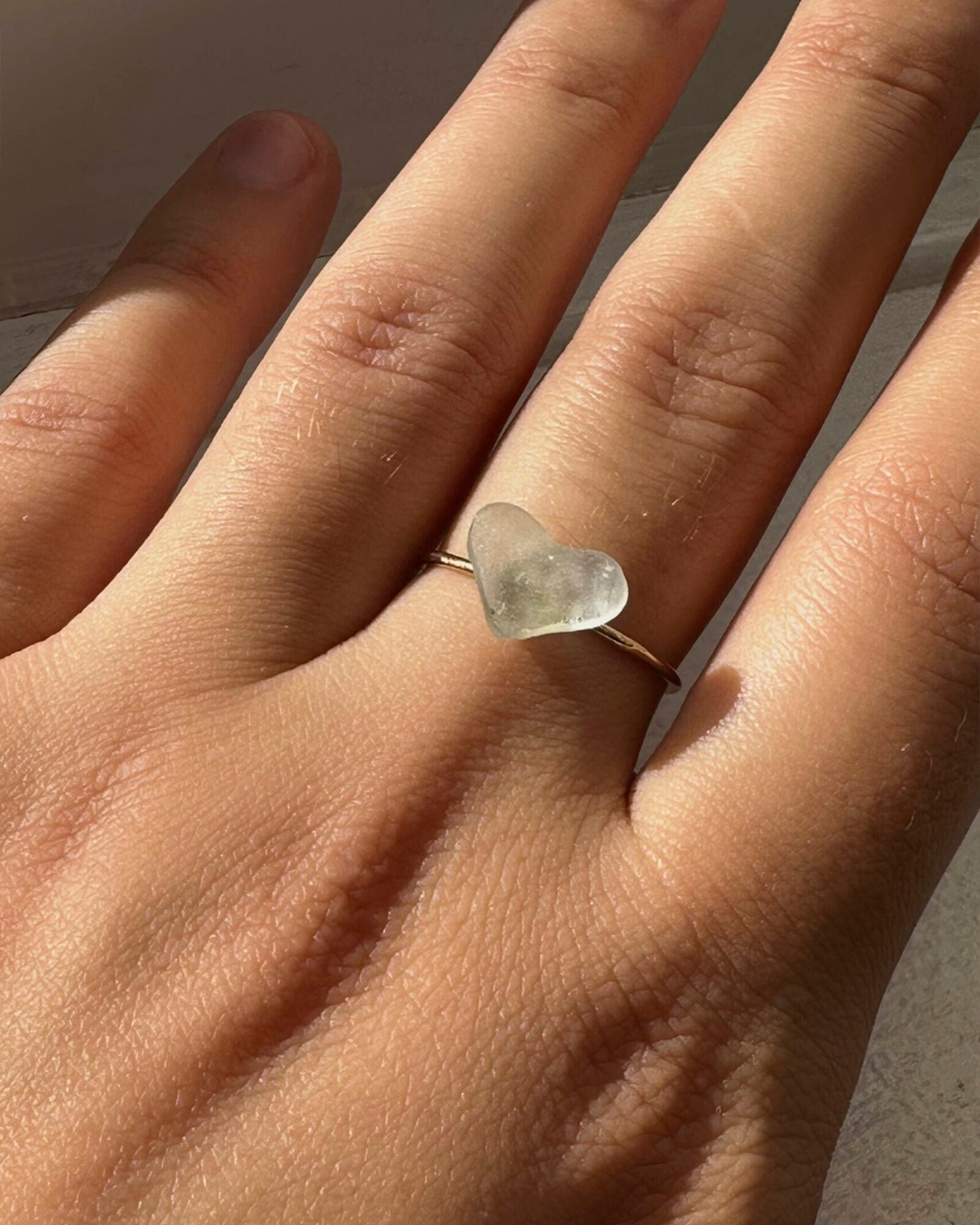 Bague en gold filled et verre poli ramassé sur les plages du sud de la France