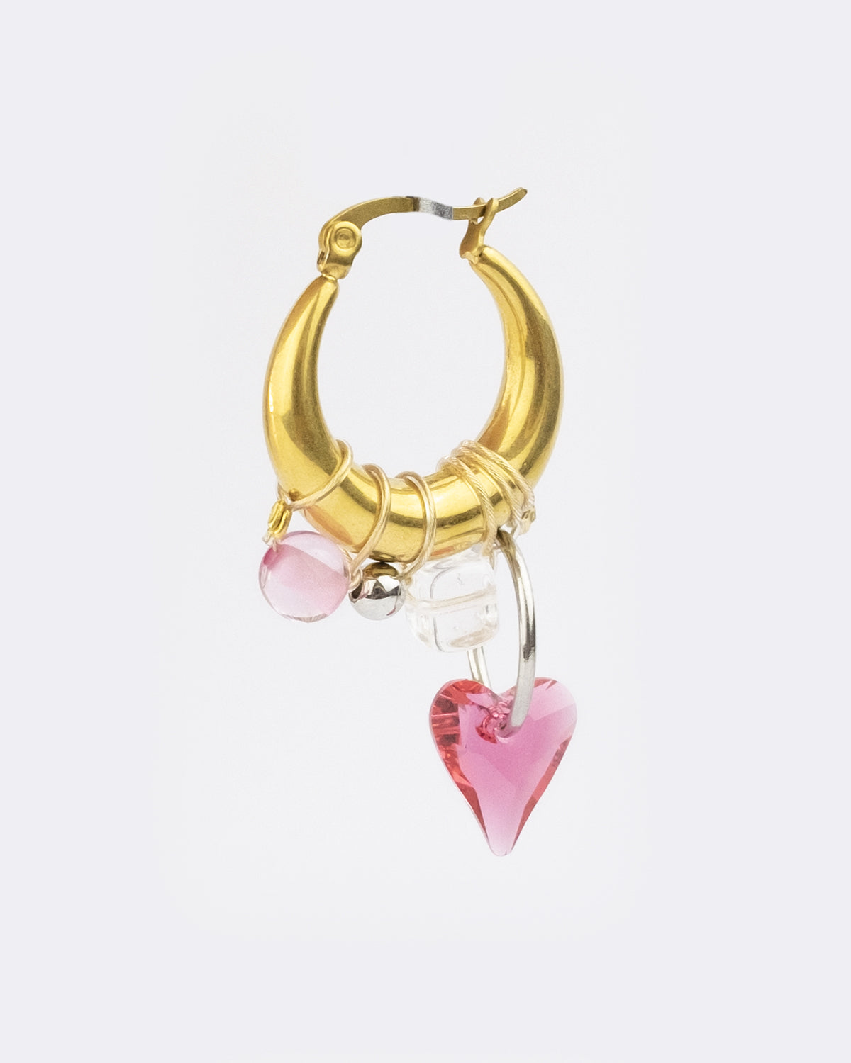 Mono boucle d’oreilles en acier inoxydable composée d’une créole doré, d'une perle synthétique rose, d'une perle en verre transparente et d'un coeur en cristal rose