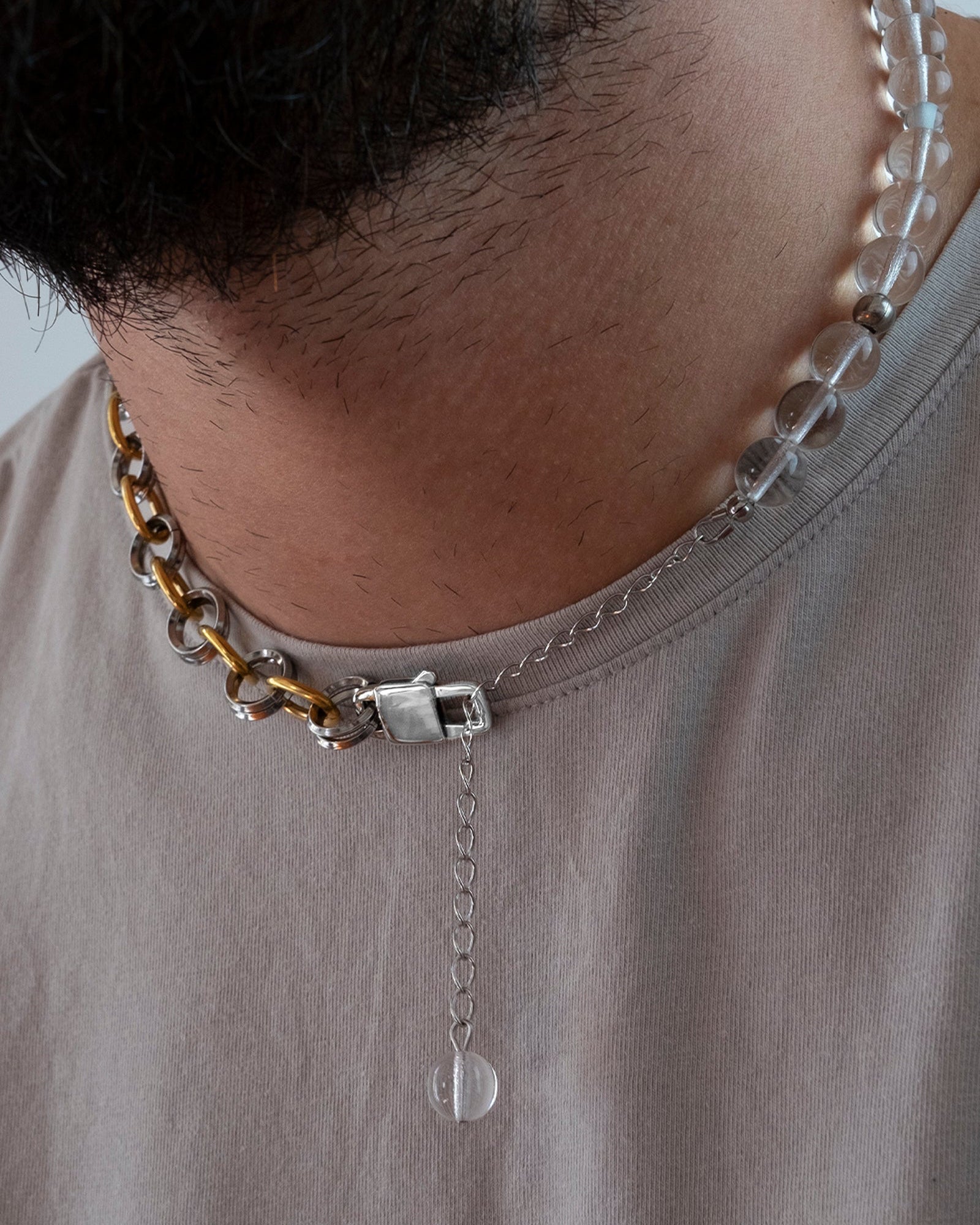 Il s'agit d'un collier qui peut à la fois se transformer en deux bracelets. L'un est composé anneaux dore et argenté et l'autre de perles en verre