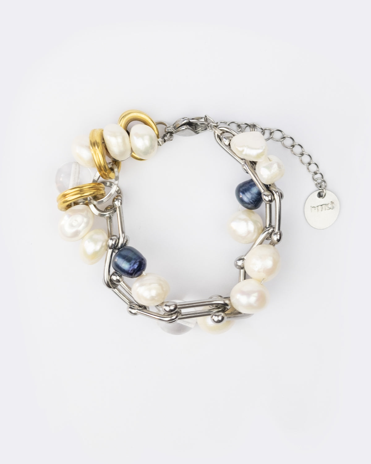 Bracelet en acier inoxydable et perles de culture d'eau douce. Il s'agit d'un bracelet avec deux chaines entrelacées