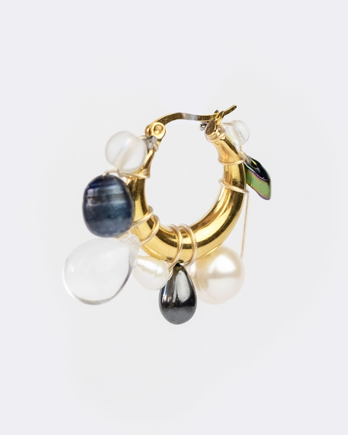 Mono boucle d’oreilles en acier inoxydable composée d’une créole dorée, et de différentes perles tressées en verre, perle de culture d'eau douce et hématite autour de la boucle