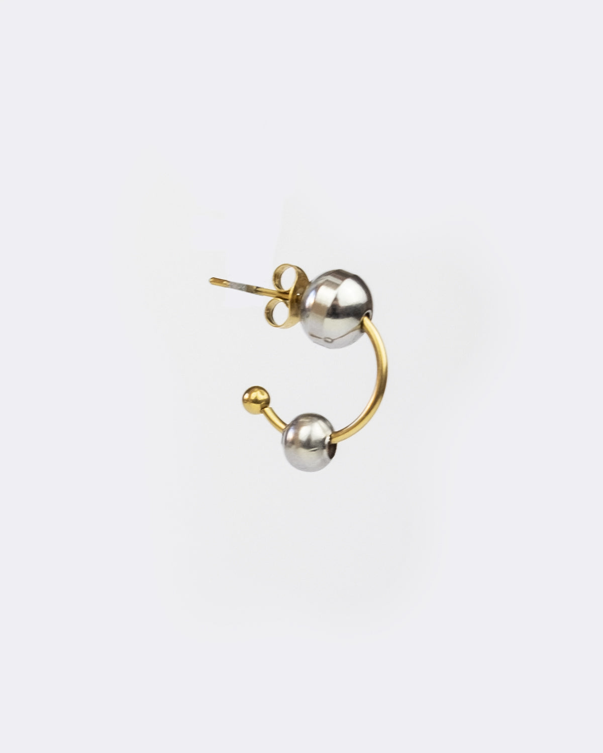 Mono boucle d’oreilles en acier inoxydable composée d’une demi-créole dorée et de deux perles argentées de différentes tailles