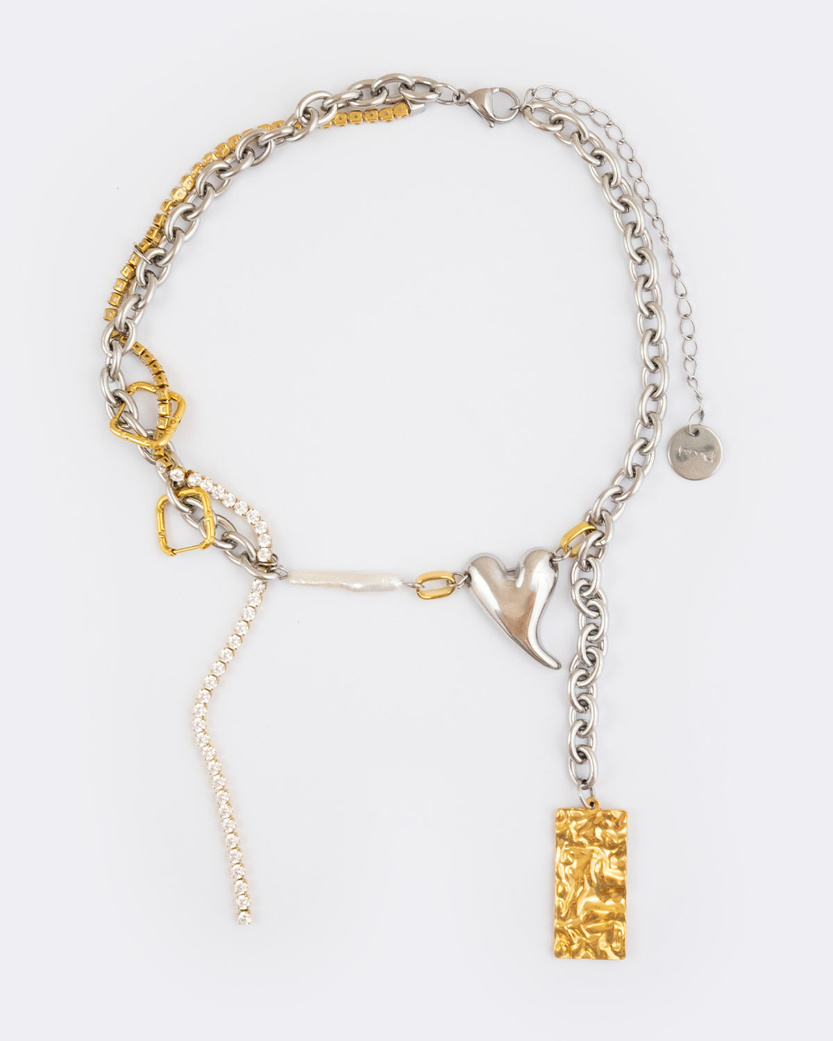 Collier en acier inoxydable . Il s'agit d'un collier composé d'une chaine argentée, et d'une chaine en strass entrelacée, avec des éléments carré et rectangle de part et d'autre