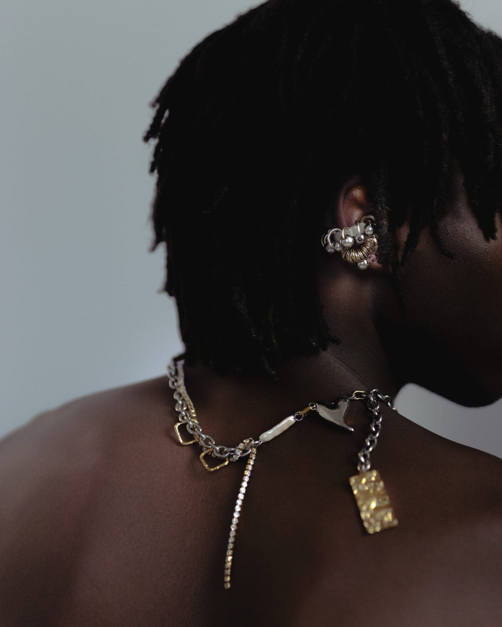 Collier en acier inoxydable . Il s'agit d'un collier composé d'une chaine argentée, et d'une chaine en strass entrelacée, avec des éléments carré et rectangle de part et d'autre