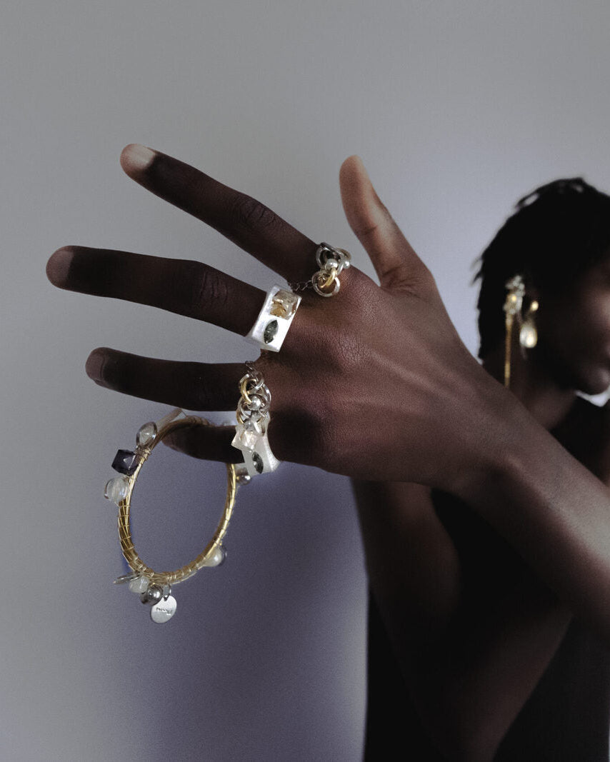 Bague en plastique biosourcé composée de deux cristaux oranger et gris sur une base transparente. Cette bague est disponible en différentes tailles (51,54,57,60)