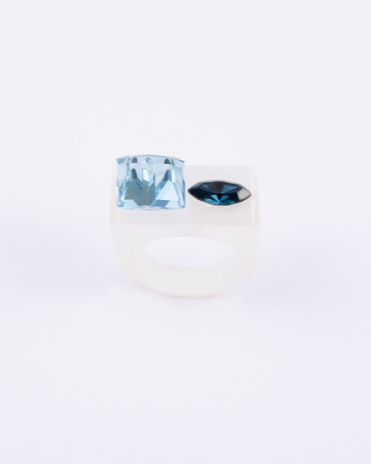 Bague en plastique biosourcé composée de deux cristaux de couleur Bleu sur une base transparente.
Cette bague est disponible en différentes tailles (51, 54, 57, 60)