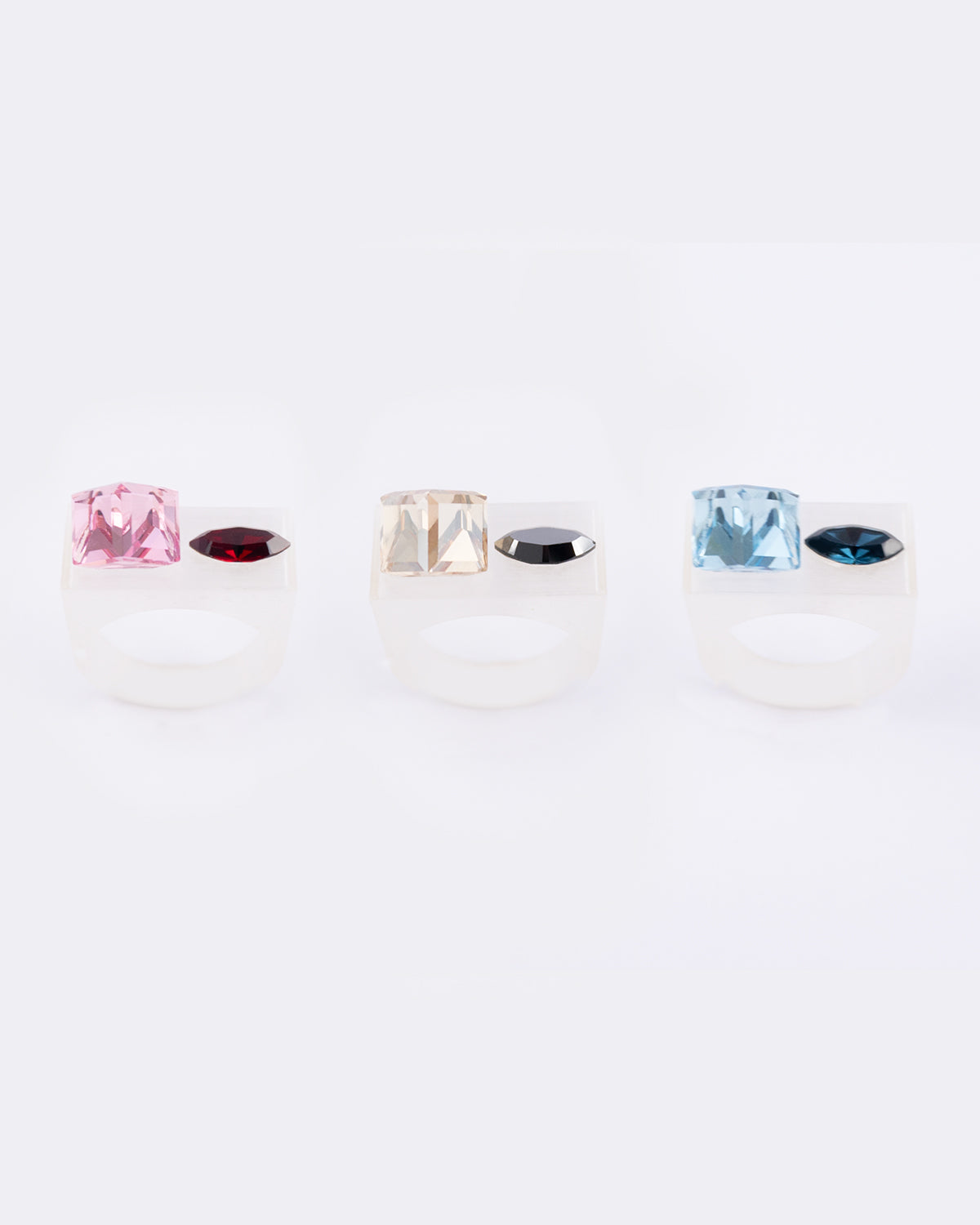 Bague en plastique biosourcé composée de deux cristaux de couleur sur une base transparente.
Cette bague est disponible en différentes tailles (51, 54, 57, 60) et trois coloris de cristaux  ( Rose, Golden, Bleu )