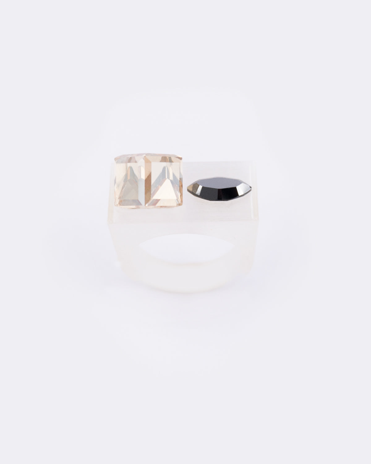 Bague en plastique biosourcé composée de deux cristaux de couleur Golden sur une base transparente.
Cette bague est disponible en différentes tailles (51, 54, 57, 60)