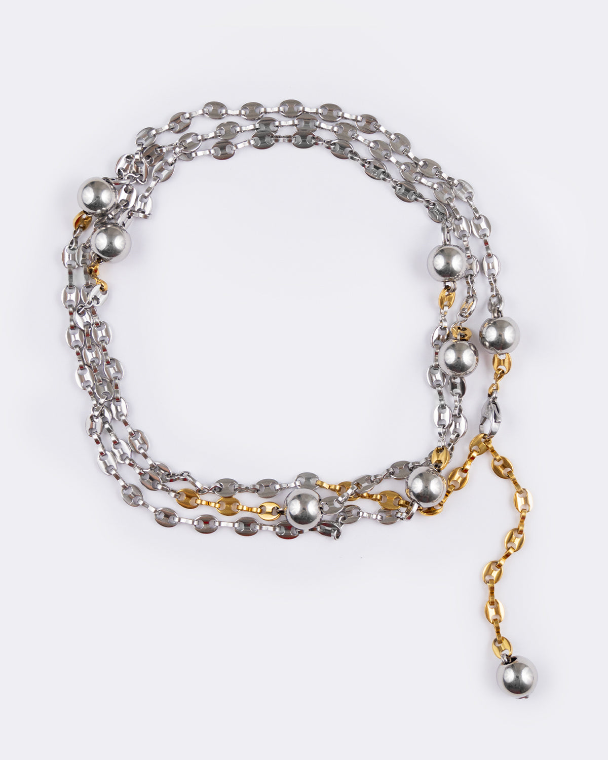 Collier bracelet en acier inoxydable, composé de chaine en grains de café argentés, dorés et de perles argentées. Il se porte de multiples manières.