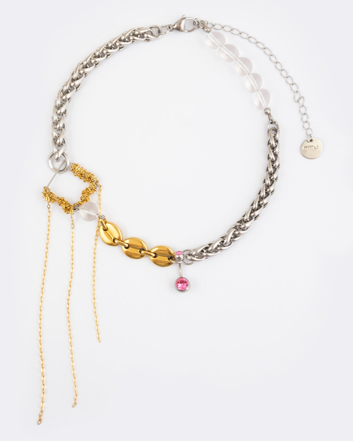 Collier en acier inoxydable composé de chaînes argentées et dorées avec pendentif piercing et chaînes pendantes dorées