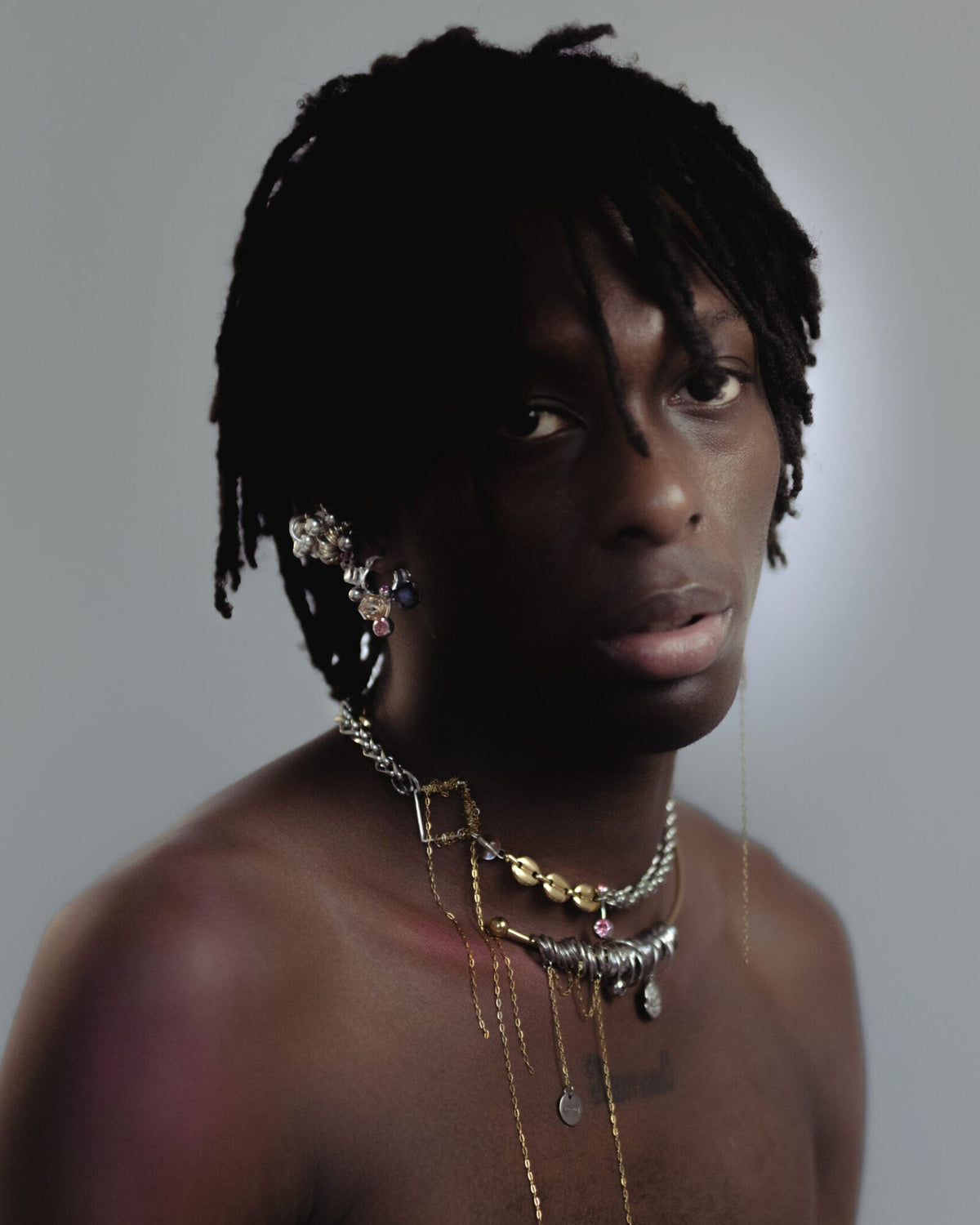 Collier en acier inoxydable porte composé de chaînes argentées et dorées avec pendentif piercing et chaînes pendantes dorées