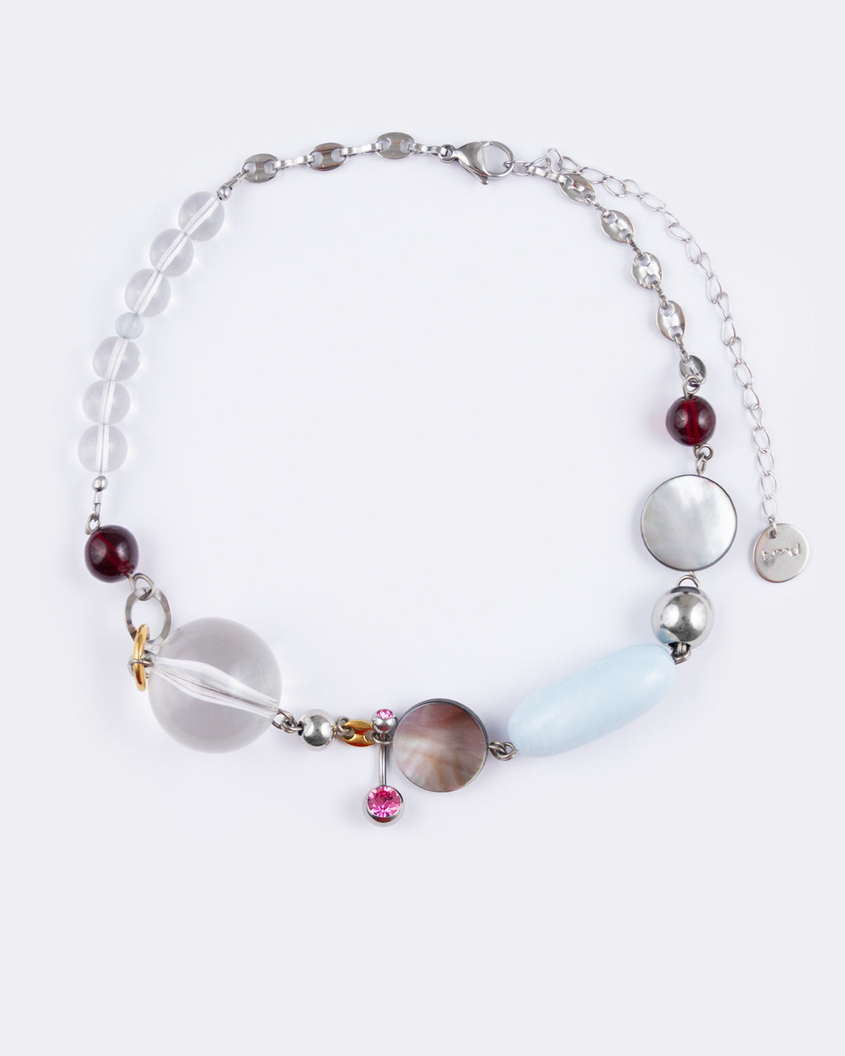 Collier en acier inoxydable composé de différentes perles en verre transparent et rouge foncé de nacre de perles argentées et de perles synthétiques bleues et transparentes