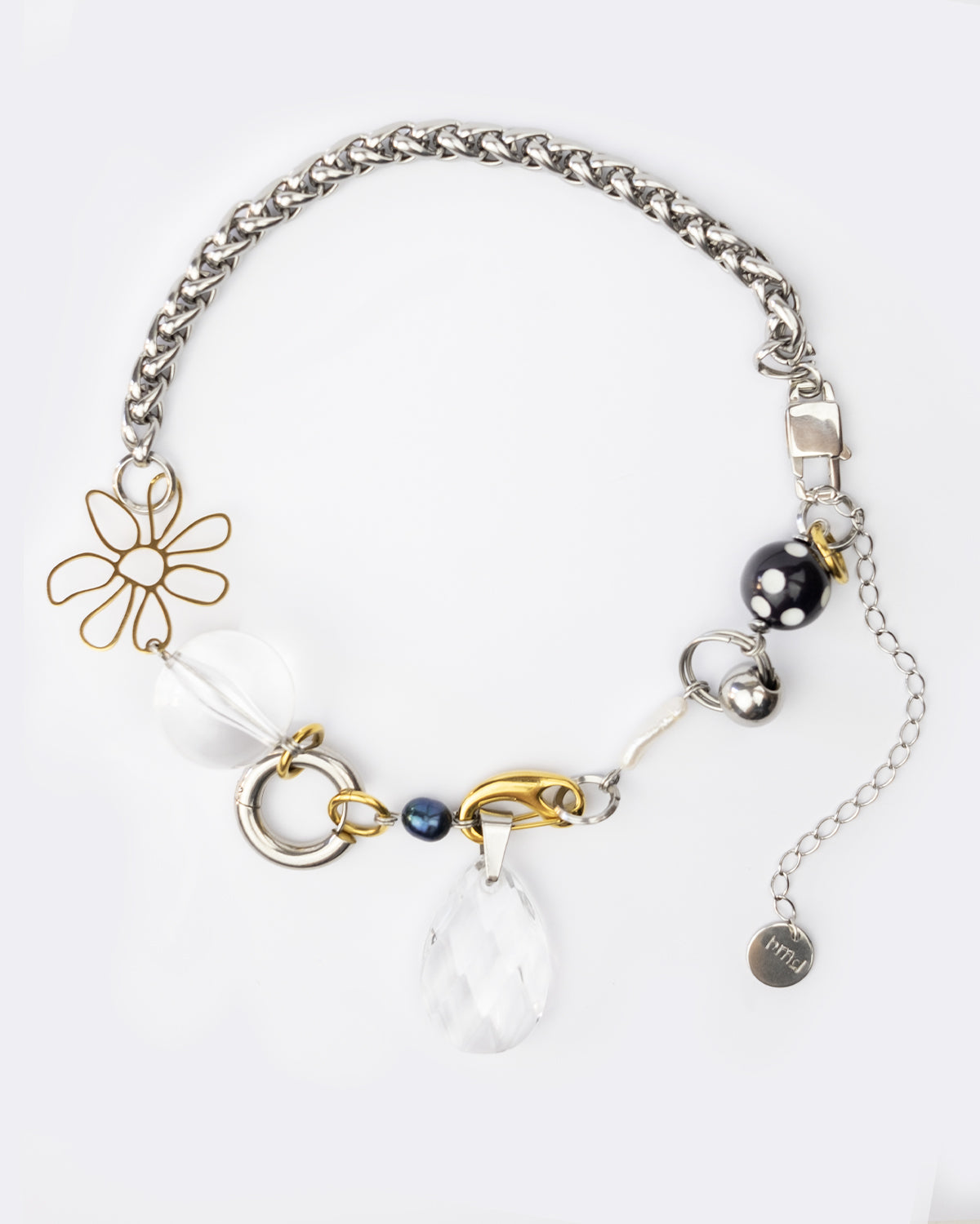 Collier en acier inoxydable composé d'une chaîne argentée et de multiples éléments perles de culture d'eau douce fleur dorée grosse perle synthétique transparente un mousqueton avec une pampille vintage