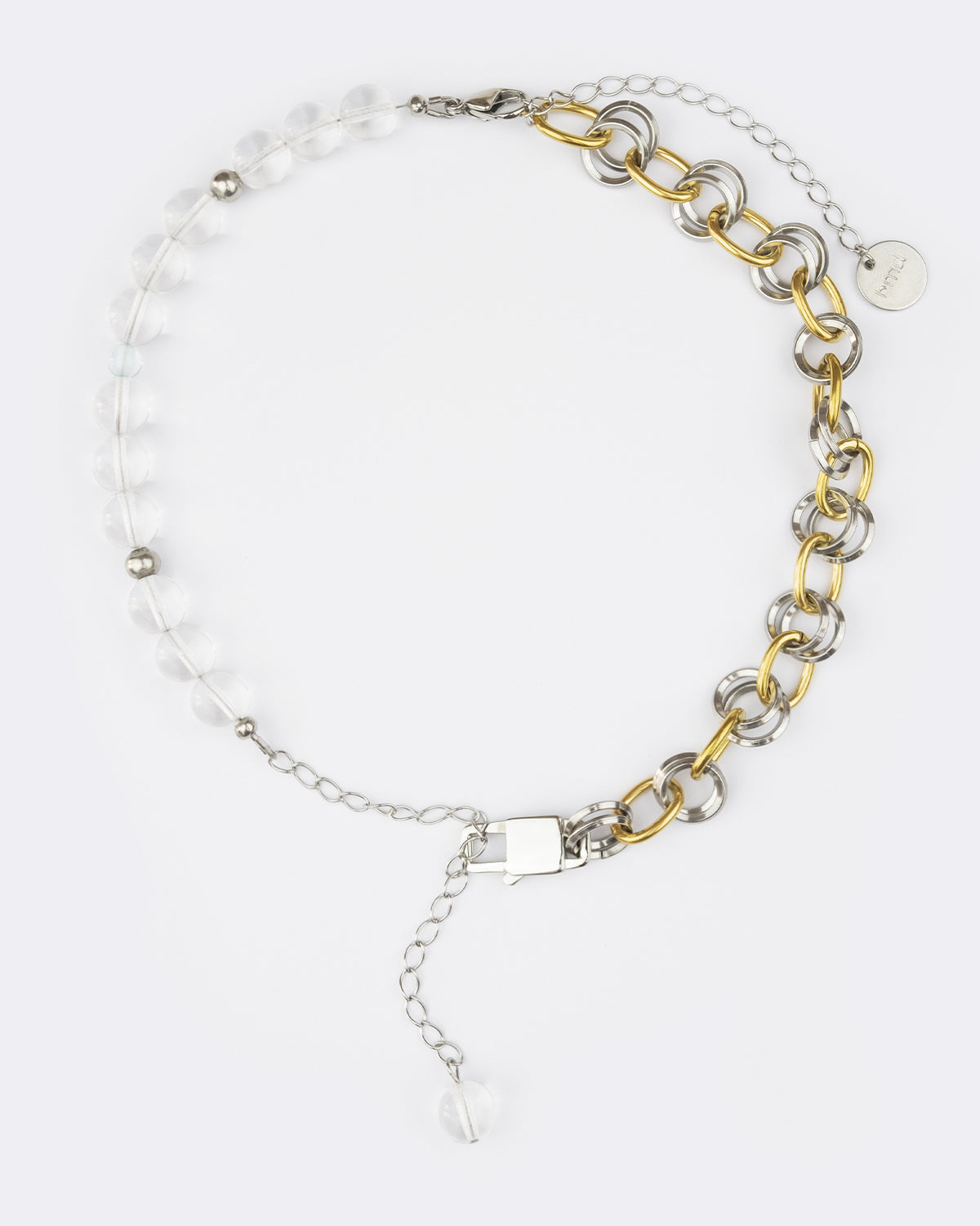 Collier en acier inoxydable modulable en deux bracelets l'un est composé d'anneaux dorés et argentés et l'autre de perles en verre
