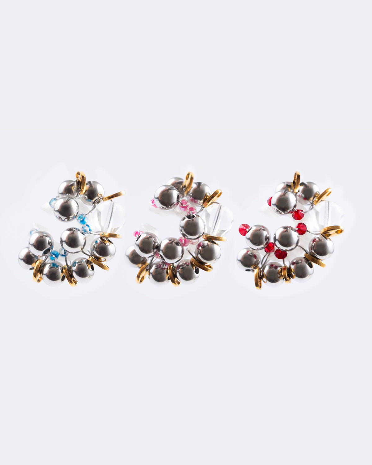 Gamme Earcuff Jelly Duo en plastique biosourcé composé d'une multitude de perles argentées de grains de café dorés et de perles en verre colorées bleues roses ou rouges tressés sur une base transparente