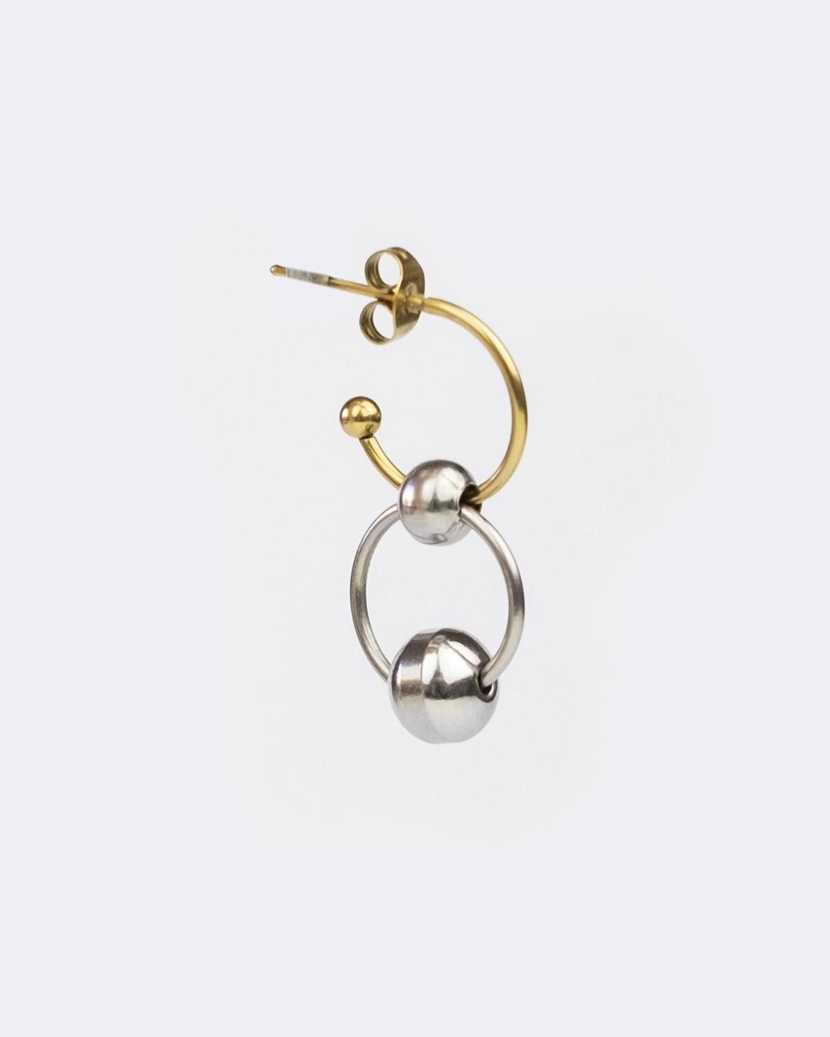 Mono boucle d’oreilles en acier inoxydable composée d’une demi-créole dorée et de deux perles argentées de différentes tailles sur un anneau argenté