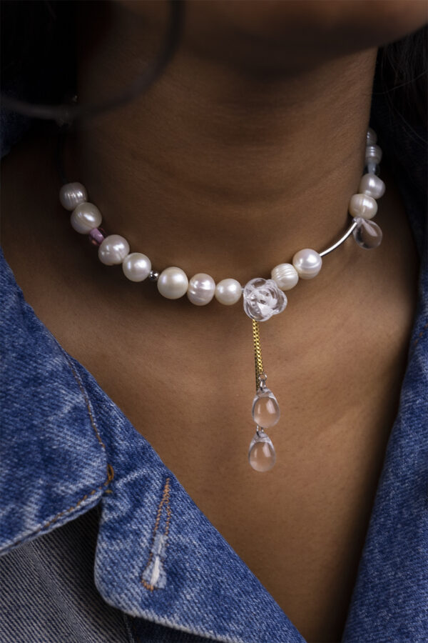 Choker en perles de culture. Il s'agit d'un collier ras de cou composé de perles de culture, de différentes perles synthétiques et d'un pendentif regroupant une rose et deux gouttes en verre