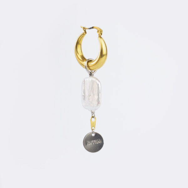 Mono boucle d’oreilles en acier inoxydable composée d’une créole doré, d'une perle de culture ainsi que d'un médaillon de la marque poinçonné à la main