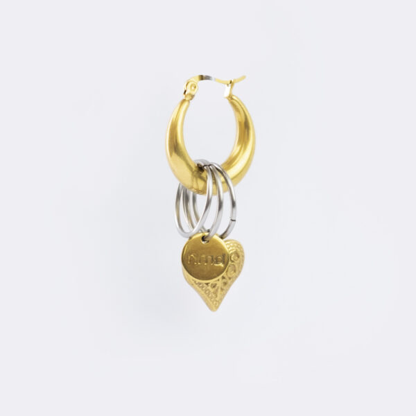 Mono boucle d’oreilles en acier inoxydable composée d'une créole doré entourée d'anneaux argenté ainsi que d'un coeur pendant doré et d'un médaillon estampé à la main de la marque