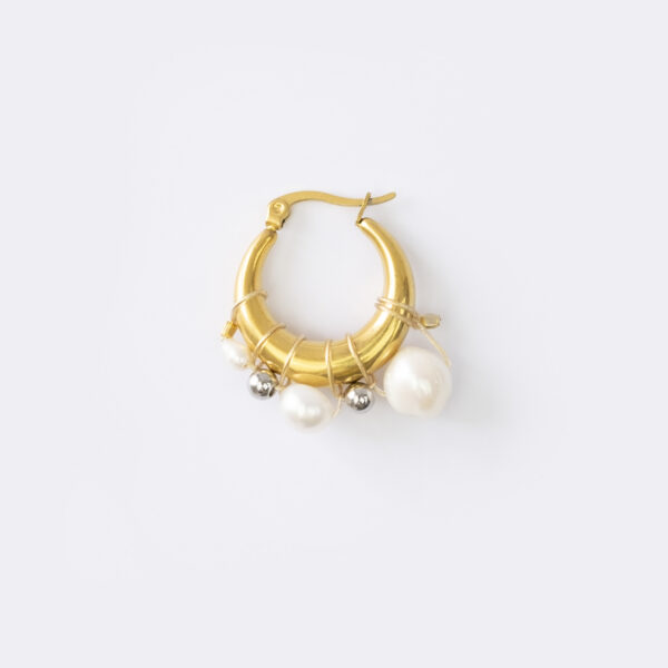 Mono boucle d’oreilles en acier inoxydable composée d’une créole doré, de perles de culture d'eau douce et de petites perles argenté