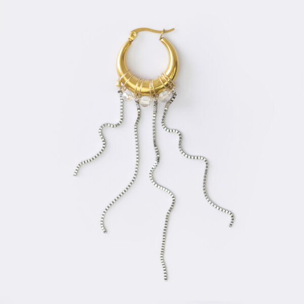 Mono boucle d’oreilles en acier inoxydable composée d’une créole doré, de perles en verre recyclé, de chaines pendantes et perles argenté
