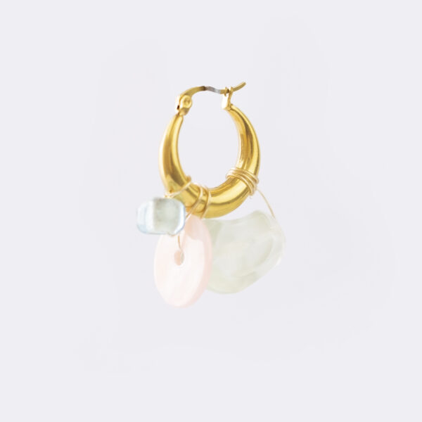 Mono boucle d’oreilles en acier inoxydable composée d'une créole doré, et de perles de seconde main : bleu en verre, rose en céramique et transparente synthétique