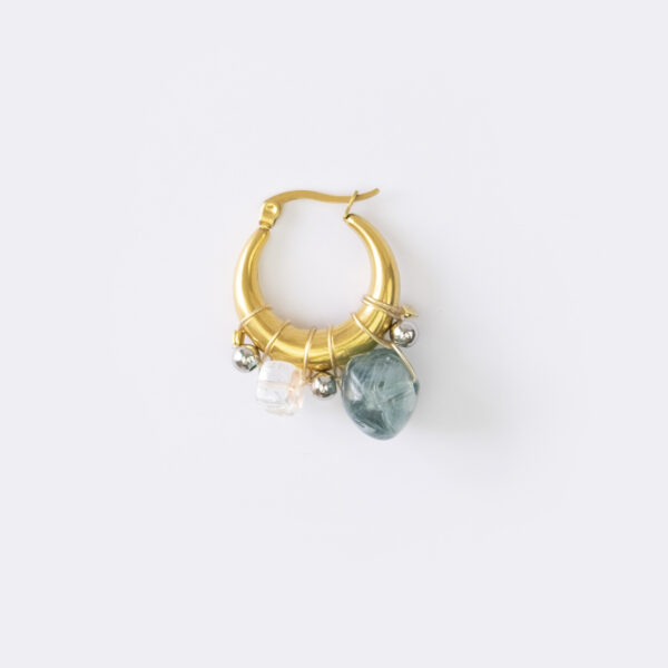 Mono boucle d’oreilles en acier inoxydable composée d’une créole doré, d'une perle en verre recyclé transparente, d'une perle synthétique bleu de seconde main et de petites perles argenté