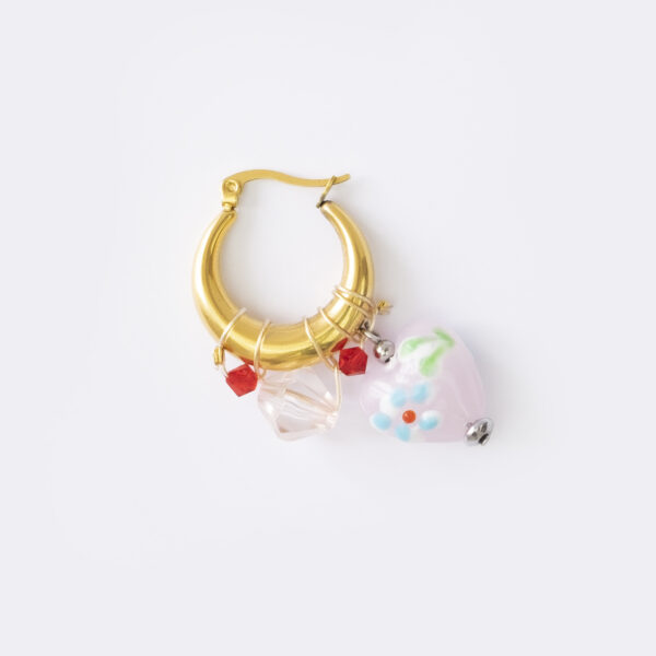 Mono boucle d’oreilles en acier inoxydable composée d’une créole doré, de perles Swarovski de seconde main, d'un perle synthétique rose et d'une perle en verre et peinte à la main en forme de coeur