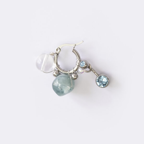 Mono boucle d’oreilles en acier inoxydable composée d’une créole argenté, d'une perle en verre transparente, d'une perle synthétique bleu, de petites perles argenté et d'un piercing