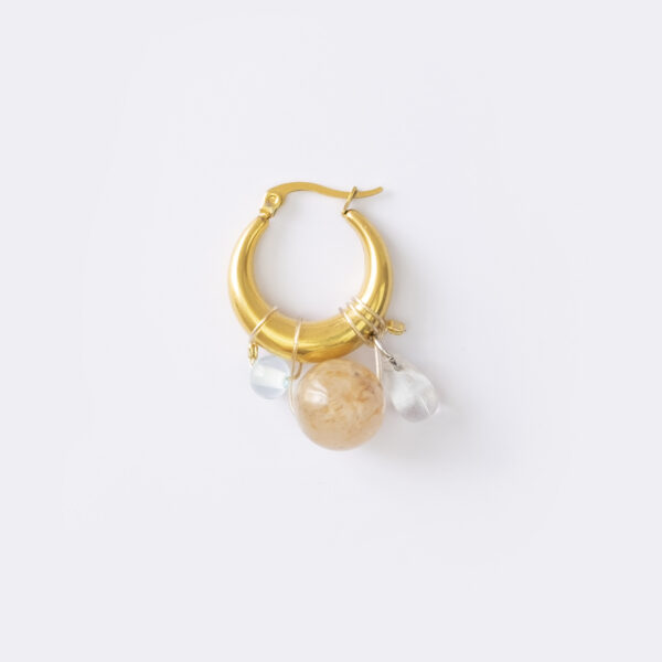 Mono boucle d’oreilles en acier inoxydable composée d'une créole doré, de perles synthétiques bleu et transparente et d'une perle en pierre naturelle