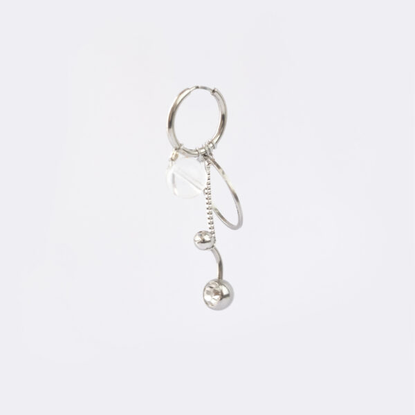 Mono boucle d’oreilles en acier inoxydable composée d’une créole argenté, d'une perles en verre, d'un anneau et d'une chaines pendante argenté avec un piercing au bout
