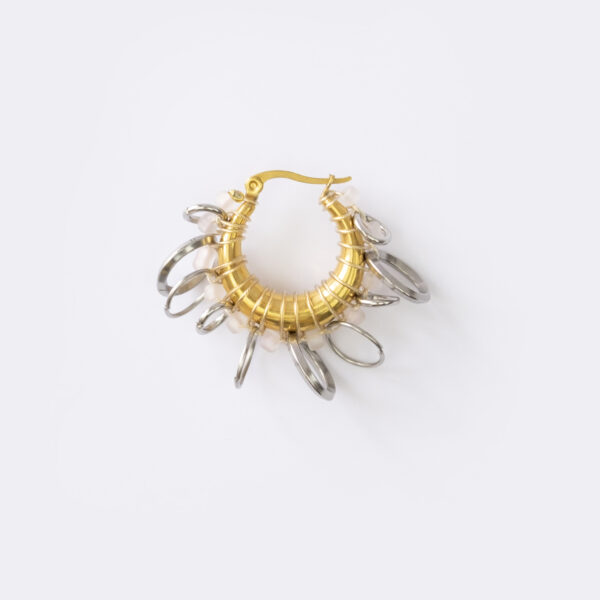 Mono boucle d’oreilles en acier inoxydable composée d’une créole doré, de perles de rocailles rose pâle et d'anneaux de multiples tailles argenté