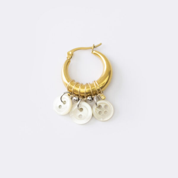 Mono boucle d’oreilles en acier inoxydable composée d'une créole doré, de boutons nacrés vintage ainsi que de petites perles argenté