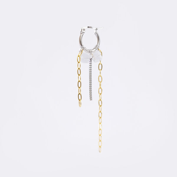 Mono boucle d’oreilles en acier inoxydable composée de perles en verre recyclé et de chaines doré et argenté pendantes