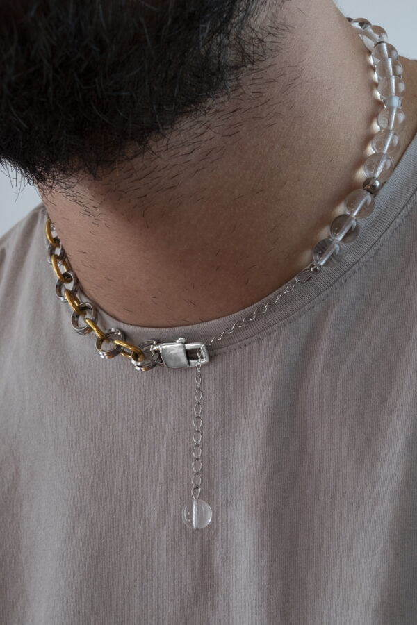 Il s'agit d'un collier qui peut à la fois se transformer en deux bracelets. L'un est composé anneaux dore et argenté et l'autre de perles en verre